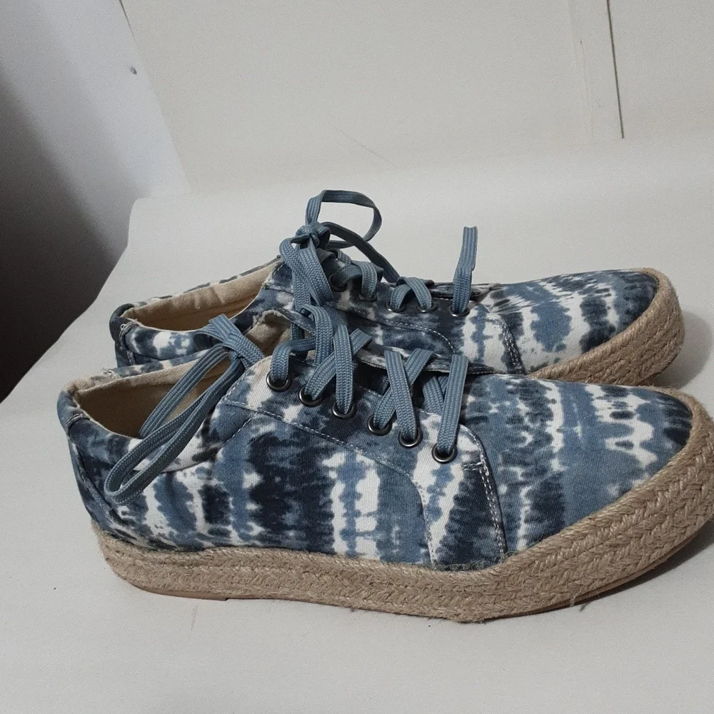 BOUTIQUE By Corkys Tart Blue/White Tie Dye Lace Up Women‎ 9